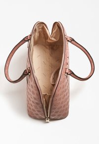 Różowa torebka w kolorze brzoskwiniowym z teksturowanym wzorem logo, podwójnymi uchwytami i zamknięciem na zamek. Wnętrze wykończone beżową podszewką z nadrukiem logo.