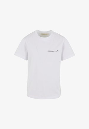 Camiseta de algodón blanca con mangas cortas y cuello redondo. En el frente se muestra el texto "NICE ATTITUDE CLUB" en negro.