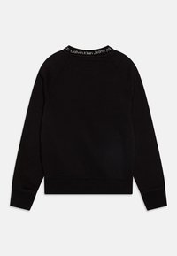 Černá mikina s kulatým výstřihem, raglánovými rukávy a ribbaným lemem. Obsahuje logo pás podél límce. Měkká textilní struktura.