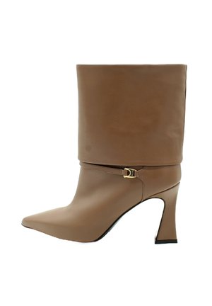 Stivaletti con tacco - beige