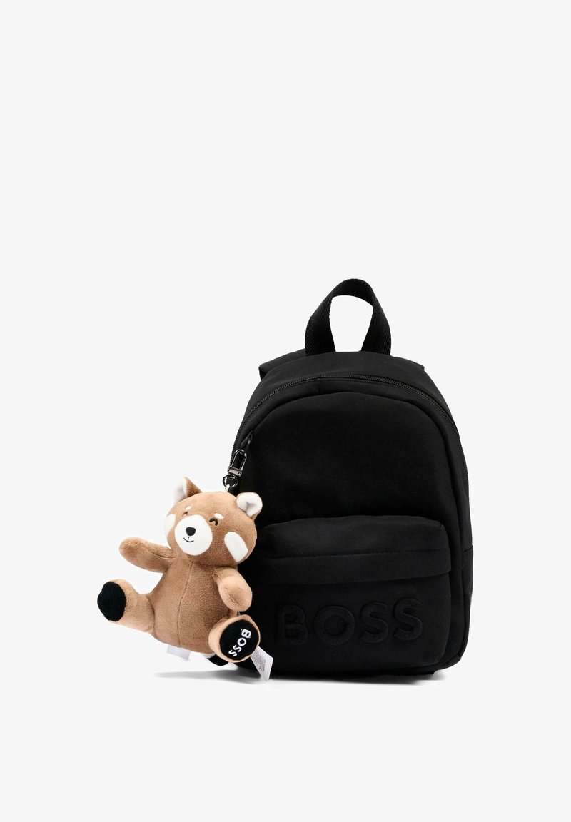 Petit sac à dos noir avec poche avant et logo BOSS, doté d'un porte-clés en peluche ours marron attaché à la fermeture éclair.
