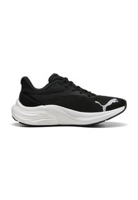 Baskets de sport noires avec une tige en maille texturée et une semelle en caoutchouc blanche. Présente un logo Puma blanc bien visible sur le côté.