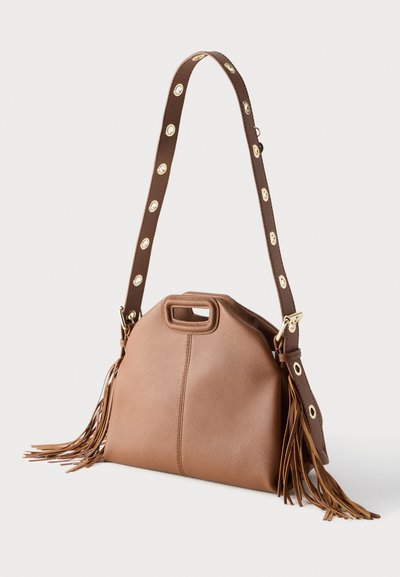 Καφέ δερμάτινη τσάντα με υφή, ενσωματωμένη λαβή, ρυθμιζόμενο σκοτεινό καφέ λουρί με μεταλλικά κρικάκια και μακριά δερμάτινα φουντάκια και στις δύο πλευρές.