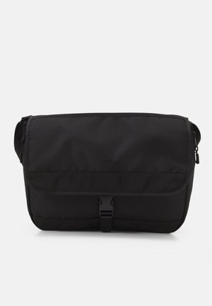 Sac messager rectangulaire noir avec un rabat avant sécurisé par une boucle en plastique et une bandoulière réglable.