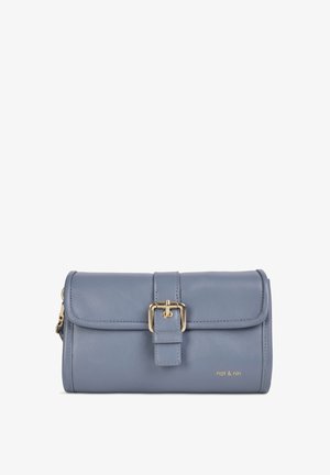 Portefeuille en cuir bleu avec un rabat et une boucle en métal doré. Présente un nom de marque embossé et une texture lisse. Forme compacte et rectangulaire.