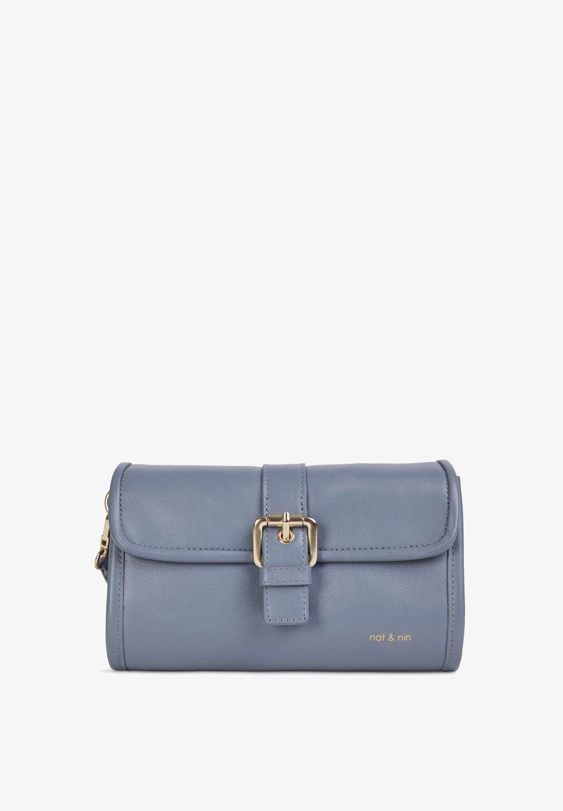 Portafoglio blu in pelle con chiusura a pattina e cinturino dorato. Presenta il nome del marchio impresso e una texture liscia. Forma compatta e rettangolare.