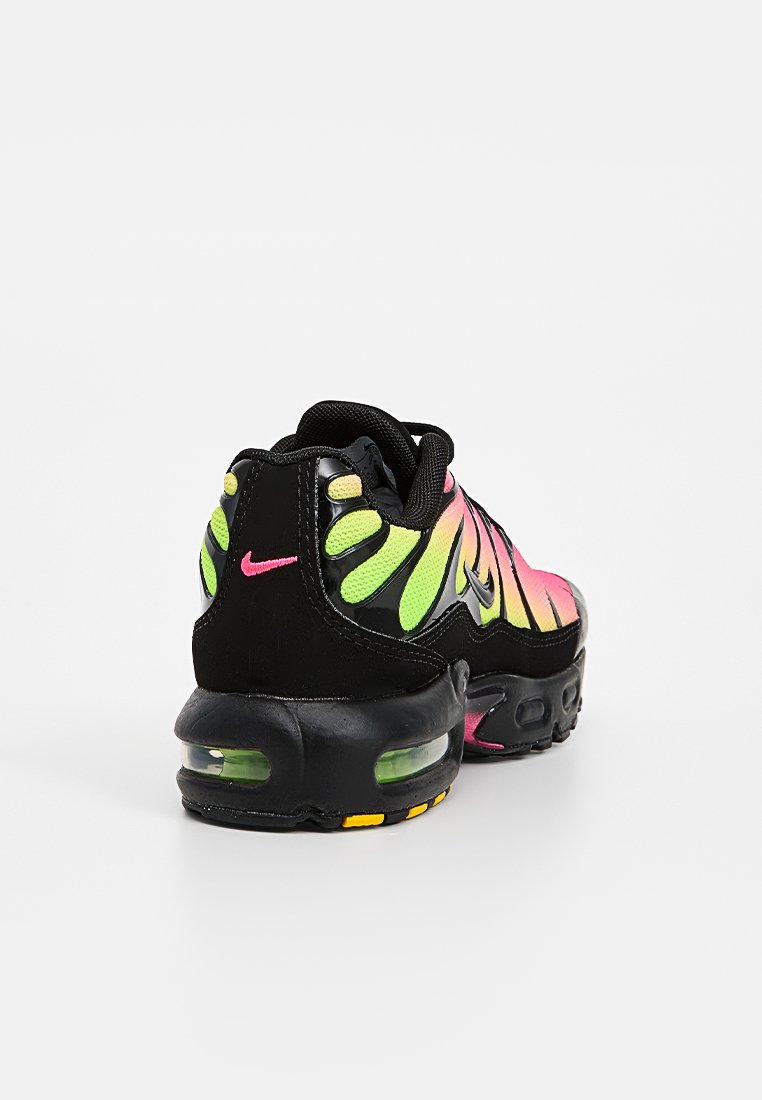Los zapatos Nike Air Max presentan una base negra con acentos en rosa brillante y verde neón. La parte superior de malla incluye un patrón ondulado y una unidad de aire visible.