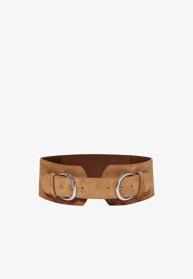Large ceinture en daim marron avec deux boucles argentées courbées et plusieurs trous de réglage sur fond blanc.