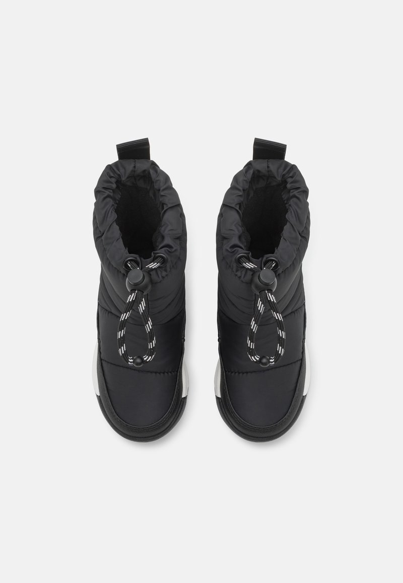 Schwarze isolierte Stiefel mit einem gestrafften oberen Teil, ausgestattet mit einer Zuglasche und einer kontrastierenden weißen Sohle. Texturiertes Material mit weißen Kordeln.