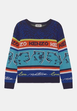 Dziecięcy sweter z niebieskim i granatowym wzorem zwierzęcym, kolorowymi paskami, powtarzającymi się twarzami niedźwiedzi oraz napisami „KENZO” i „love nature”.