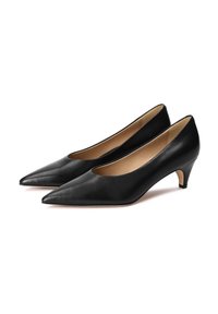 Črne usnjene črnske s pointed toe obliko, nizko peto in gladko površino. Notranja podloga je v bež barvi, ki izpostavlja eleganten profil.