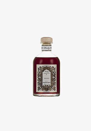Bottiglia di vetro trasparente con tappo in sughero contenente liquido rosso scuro, etichetta ornata con la scritta "Wally DIVINO" e "Made in Italy".