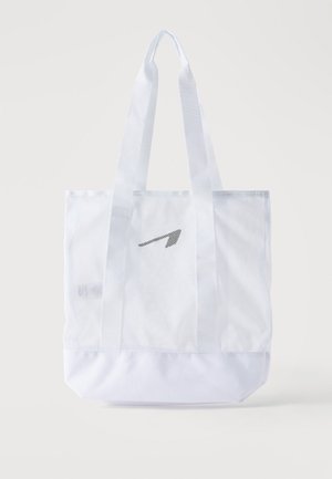 Hvit netthåndveske med fast bunn og lange håndtak, med en liten svart skråstilt stripe-logo på frontpanelet.
