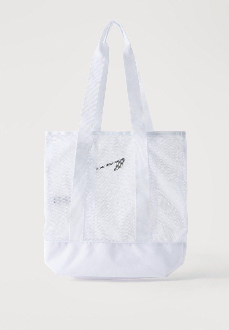 Άσπρη τσάντα ώμου από δίχτυ με σταθερό κάτω μέρος και μακριές λαβές, με μικρό μαύρο λοξό λογότυπο στη μπροστινή πλευρά.