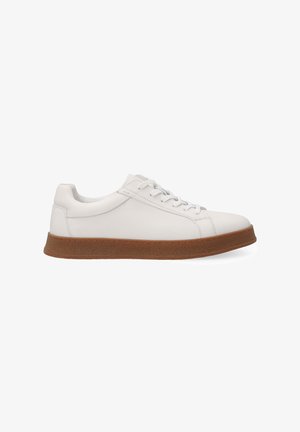 Weißer Ledersneaker mit glatter Oberfläche, runder Zehenkappe und braunem strukturiertem Gummisohle. Verfügt über weiße Schnürsenkel und minimale Nähdetails.