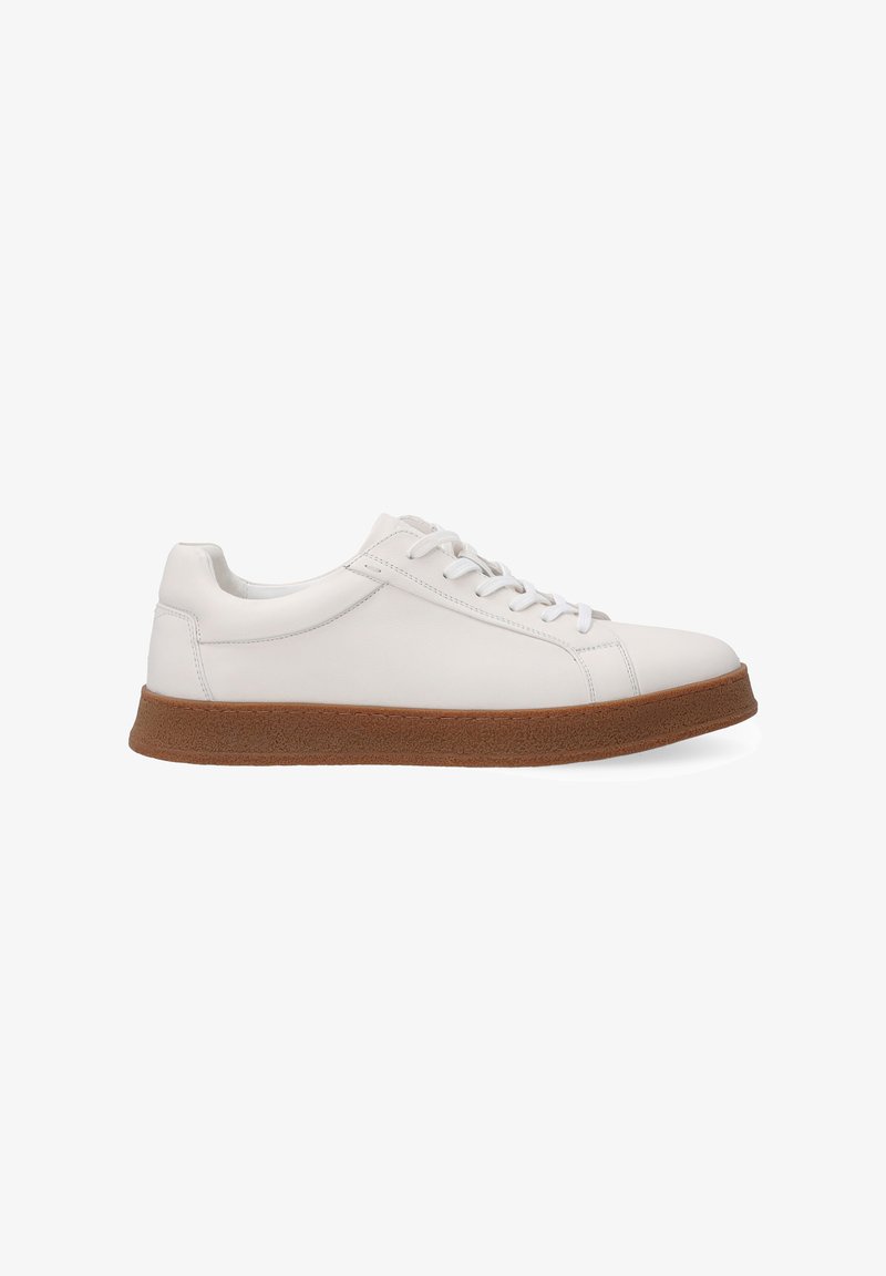 Hvide lædersneakers med en glat overflade, rund tå og brun struktureret gummisål. Har hvide snørebånd og minimal syningsdetalje.
