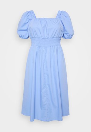 Abito azzurro chiaro con scollatura quadrata, maniche a sbuffo e vita arricciata. Il tessuto è morbido con un design di gonna fluida.