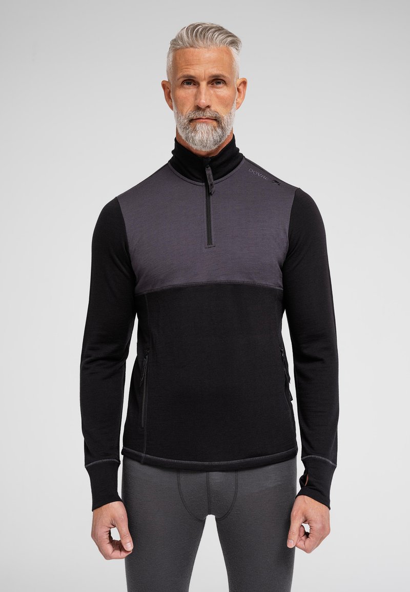 Sort og grå langærmet pullover med høj krave, lynlås ved halsen og kontrasterende farveblokdesign; har struktureret stof og sidelynlåse.