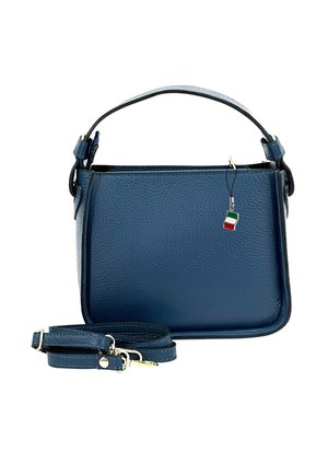 Blauwe leren handtas met een gestructureerd ontwerp, bovenhandvat, afneembare schouderriem, gouden hardware en een klein Italiaans vlaggenhangertje.