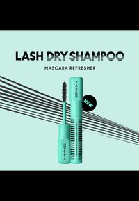 Myntgrønn mascara forfrisker med en teksturert applikator og tube design. Fet tekst leser "Lash Dry Shampoo - Mascara Forfrisker," med diagonale striper.