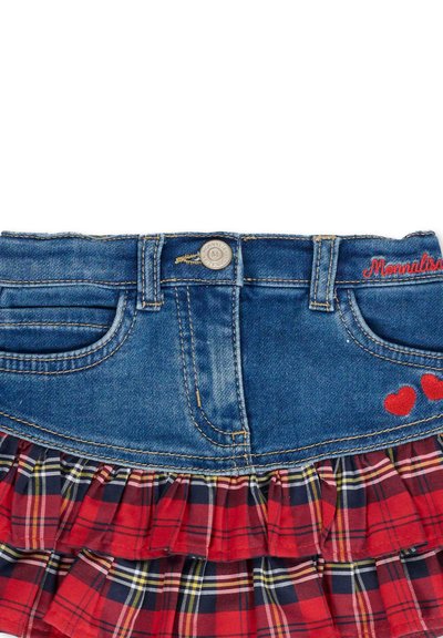 Gonna in denim con orlo a balze a quadretti; presenta una parte superiore in denim blu, un motivo a quadri rossi e neri, e cuori rossi ricamati sul lato.