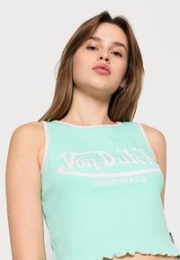 Top cropped canelado verde menta, com o logótipo branco impresso "Von Dutch ORIGINALS" e acabamento em rosa contrastante, apresentando uma bainha serrilhada.
