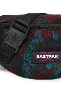 Mustapäivärepussa on punaisia ja tummanvihreitä lehtikuviota, siinä on tukeva solki ja brändätty logo, jossa on "EASTPAK" ja maapallon symboli. Kankaan pinta on teksturoitu.