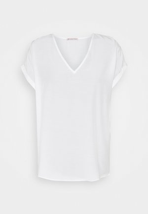 Hvid V-hals T-shirt med korte, opkrøllede ærmer, lavet af blødt, let stof. Har en afslappet pasform med en lige nederkant.