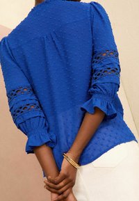 Love & Roses 3/4 SLEEVE V NECK DOBBY
REGULAR FIT - Blúzka so zapínaním na gombíky - blue