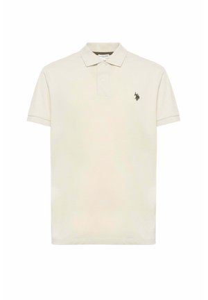 Polo beige a maniche corte con colletto e due bottoni, con un piccolo logo nero ricamato sul petto a sinistra.
