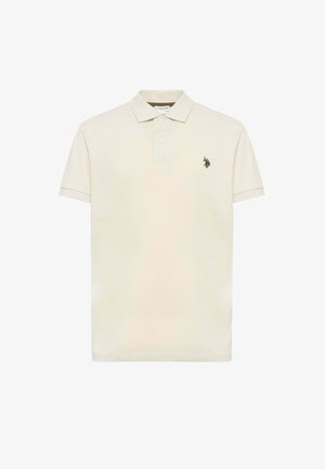 Polo beige a maniche corte con colletto e due bottoni, con un piccolo logo nero ricamato sul petto a sinistra.