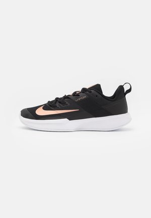 COURT VAPOR LITE - Allcourt tennissko - black/metallic red bronze/white