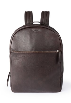 Dunkelbrauner Leder-Rucksack mit Front-Reißverschlusstasche, gepolsterten Schulterriemen und einem oberen Tragegriff auf weißem Hintergrund.