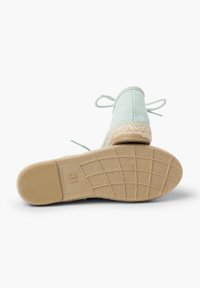 Espadrillas verde chiaro con tomaia in tela, suola avvolta in juta e fondo in gomma dotato di grip testurizzato, con lacci finali alla caviglia.