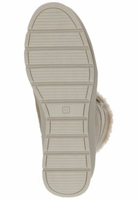 Semelle d'une chaussure en beige clair, avec des rainures horizontales pour l'adhérence, un bout arrondi et une étiquette indiquant "43" près du talon.