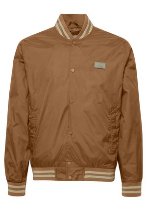 Giacca bomber marrone realizzata in materiale liscio e leggero. Presenta colletto e polsini a coste rigate, bottoni a pressione e una piccola etichetta con logo.