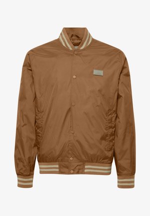 Giacca bomber marrone realizzata in materiale liscio e leggero. Presenta colletto e polsini a coste rigate, bottoni a pressione e una piccola etichetta con logo.