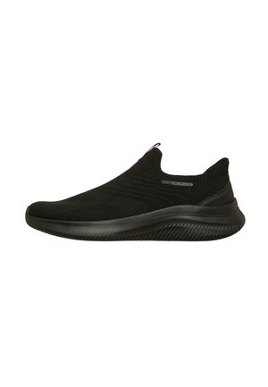 Zwarte slip-on sneaker met gebreide bovenkant, elastische kraag, gestructureerde dikke zool en klein trekhaakje aan de hiel voor gemakkelijk aan- en uittrekken.