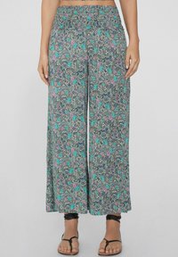 Spodnie o szerokich nogawkach z elastycznym paskiem w talii. Charakteryzują się kwiatowym wzorem paisley w odcieniach turkusu, różu i fioletu na ciemnym tle. Wykonane z lekkiego materiału.