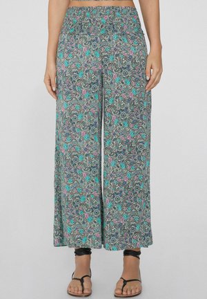 Pantalones de pierna ancha con cintura elástica. Presentan un patrón floral de paisley en tonos verde azulado, rosa y púrpura sobre un fondo oscuro. Tejido ligero.