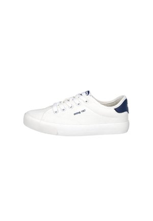 Zapatilla blanca de lona baja con cordones blancos, lengüeta trasera azul marino y el texto "mtng 1967" en el lateral.