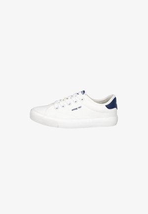 Zapatilla blanca de lona baja con cordones blancos, lengüeta trasera azul marino y el texto "mtng 1967" en el lateral.