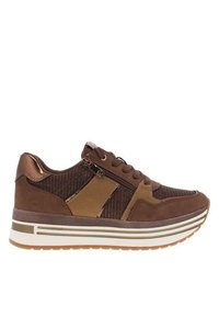 Baskets de sport marron avec un dessus en maille et en daim, dotées d'une fermeture éclair, d'une semelle intermédiaire blanche et d'une semelle en caoutchouc rayée.