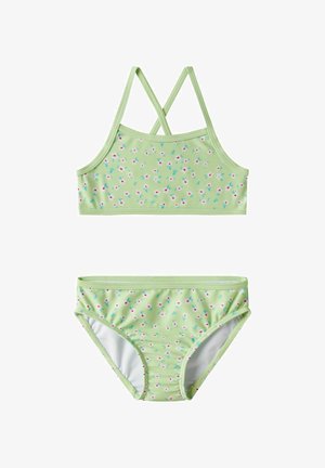 Bañador de dos piezas verde claro con pequeño estampado floral blanco y rosa, con top de espalda cruzada y braguitas a juego.