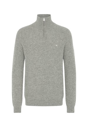 Grå ribbet genser med halv glidelås og lange ermer; har et lite emblem på brystet. Strukturert strikket stoff.