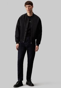 Calvin Klein SHADOW EMBOSSED LOGO - Marškinėliai su spaudiniu - ck black