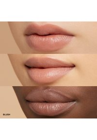 Tre uppsättningar av läppar som visar olika nude-nyanser: ljusrosa, medel-beige och djupbrun. Varje läpp har en jämn, matt finish.