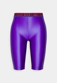 Fialové lesklé cyklistické šortky s černým a červeným elastickým páskem, na němž je text "VERSACE COUTURE". Hladká textura, délka do poloviny stehna.