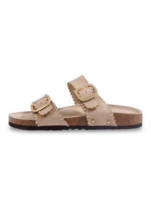 Sandale slip-on couleur cuir clair avec deux brides réglables à boucle, détails clous dorés, semelle intérieure en liège et semelle extérieure en caoutchouc noir.