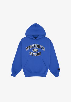 Felpa blu in cotone, con tasca a marsupio frontale, cappuccio con coulisse e grafica "WRSTBHVR STUDIO" in bianco e nero.